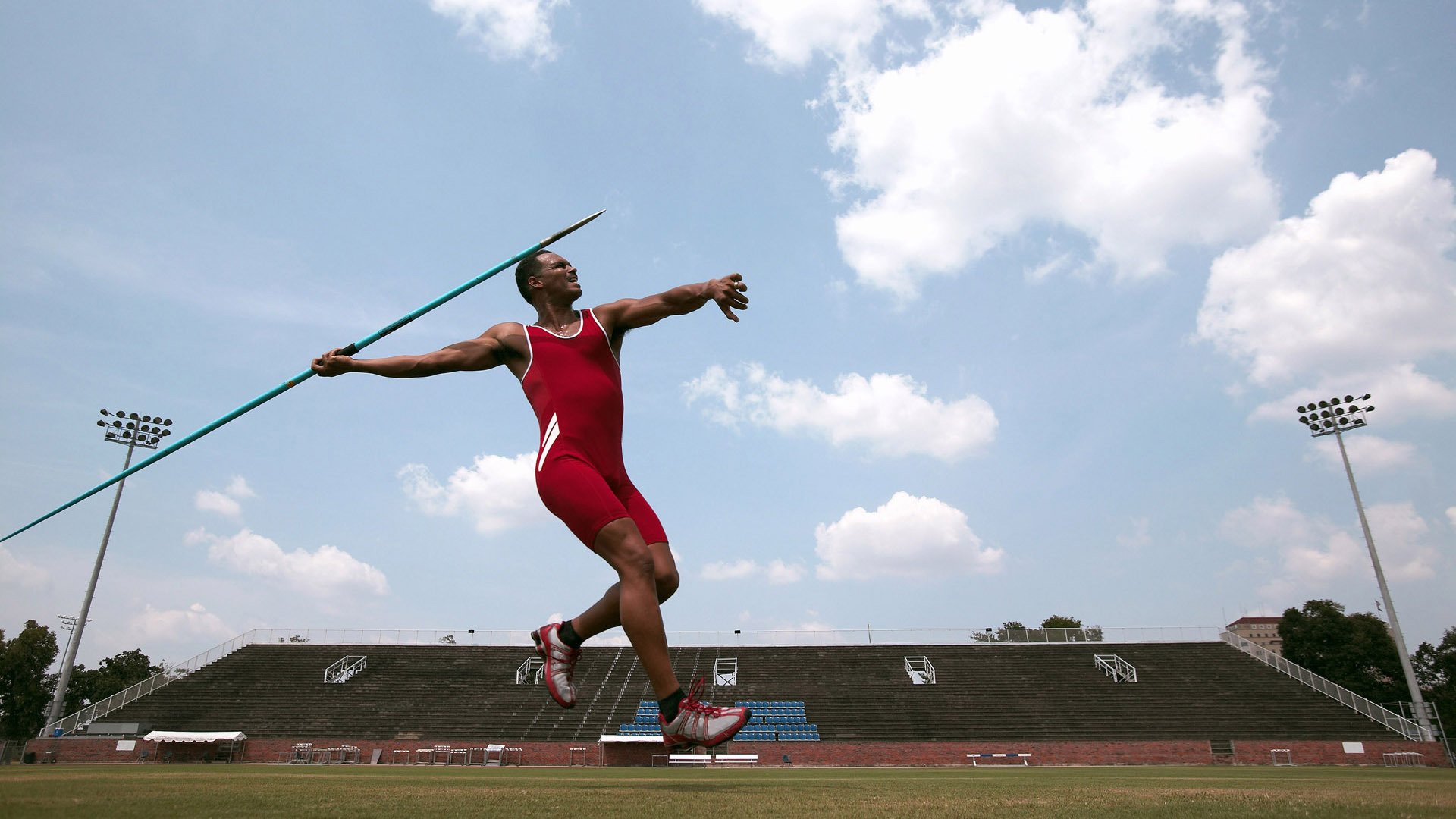 中锋拿球区域是否决定中场支援速度，中锋拿不到球