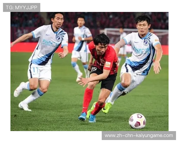 中场断球后快速反击训练:两次传球内形成射门机会成准则 中场断球后快速反击训练:两次传球内形成射门机会成准则