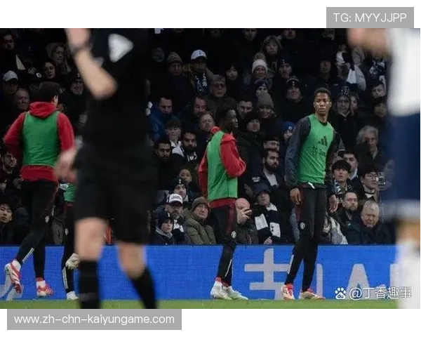 主教练临场换人策略分析成为赛后讨论热点，主教练上场踢球